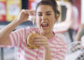 Campanha de fast food pede para os fãs compartilharem “caras e bocas” ao morder hambúrguer