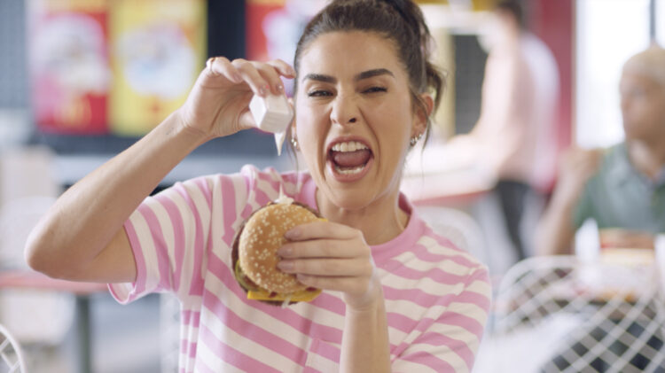 Campanha de fast food pede para os fãs compartilharem “caras e bocas” ao morder hambúrguer