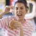 Campanha de fast food pede para os fãs compartilharem “caras e bocas” ao morder hambúrguer