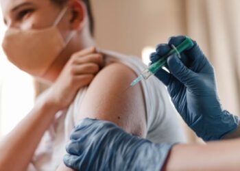 Infectologistas falam sobre cuidados após vacina contra Covid-19