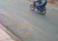 Dupla que roubou e esfaqueou cozinheira é flagrada por câmeras de vizinho