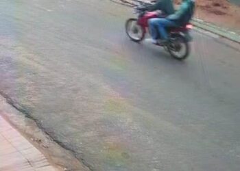 Dupla que roubou e esfaqueou cozinheira é flagrada por câmeras de vizinho