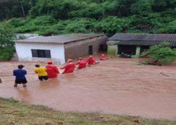 Em Corumbá, bombeiros atuam em resgate de famílias desabrigadas pela chuva