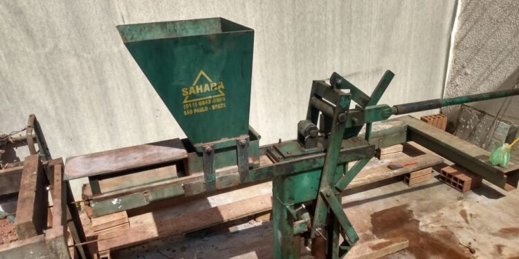 Na construção do próprio rancho, Ellen vê nascer sua 1ª empresa de tijolos ecológicos