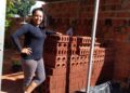 Na construção do próprio rancho, Ellen vê nascer sua 1ª empresa de tijolos ecológicos
