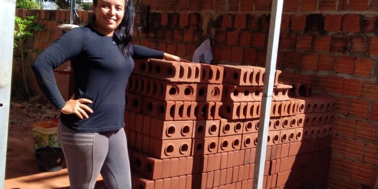 Na construção do próprio rancho, Ellen vê nascer sua 1ª empresa de tijolos ecológicos