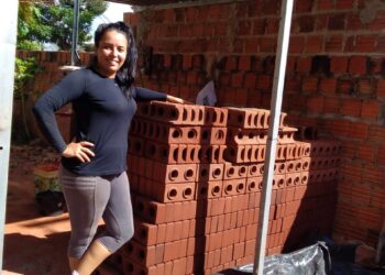 Na construção do próprio rancho, Ellen vê nascer sua 1ª empresa de tijolos ecológicos