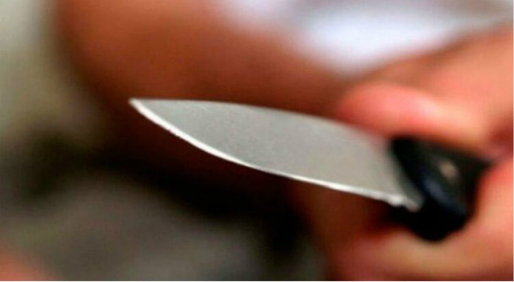 Mulher tenta matar a namorada a facadas durante bebedeira