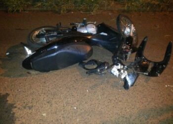 Mulher morre ao perder controle de moto e colidir com dois veículos