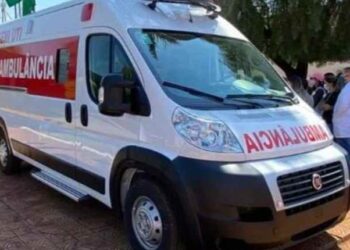Ambulância desaparecida com paciente de Covid é encontrada atolada