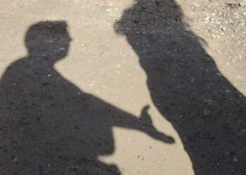 Pedreiro foge pulando muros depois de tentar beijar criança no São Conrado