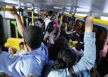 Homem se recusa a usar máscara em ônibus, ameaça mulher e acaba preso