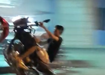 Dando “grau” em moto “barulhenta”, jovem cai e é preso sem CNH pela polícia