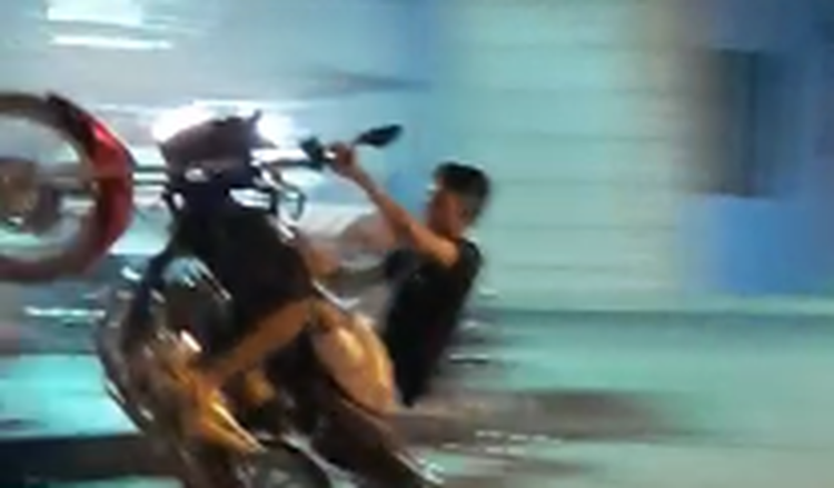 Dando “grau” em moto “barulhenta”, jovem cai e é preso sem CNH pela polícia
