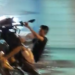 Dando “grau” em moto “barulhenta”, jovem cai e é preso sem CNH pela polícia
