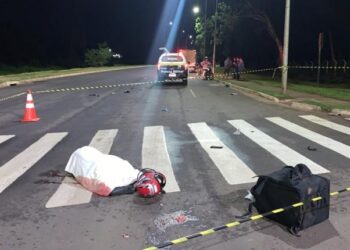 Motoentregador de 18 anos morre ao bater em caminhão na Lúdio Martins Coelho