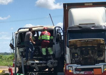 Segundo acidente na BR-163 entre caminhões deixa motorista preso às ferragens