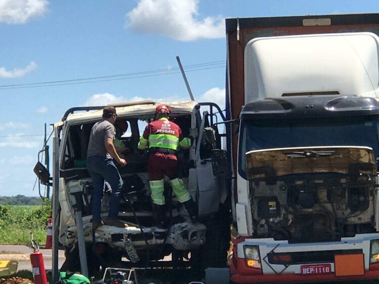 Segundo acidente na BR-163 entre caminhões deixa motorista preso às ferragens