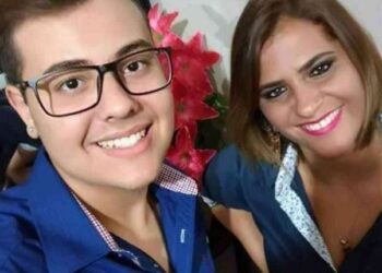 Tia e sobrinho morrem em capotamento de caminhão carregado com sal