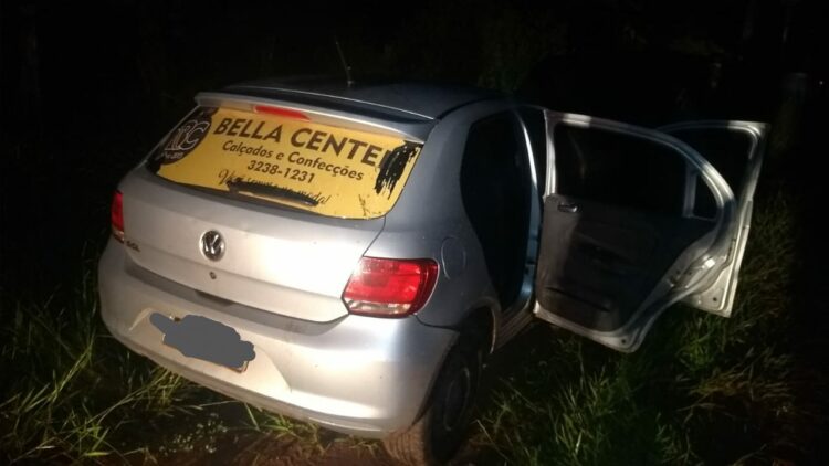 Envolvidos em assalto e roubo de táxi são interceptados e presos no interior
