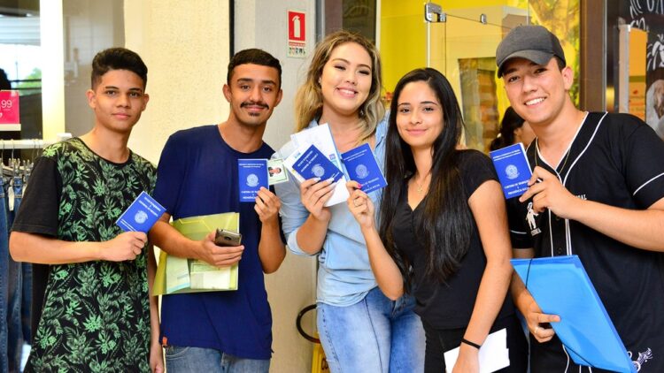 Dois grandes supermercados fazem ação para contratar 60 jovens aprendizes