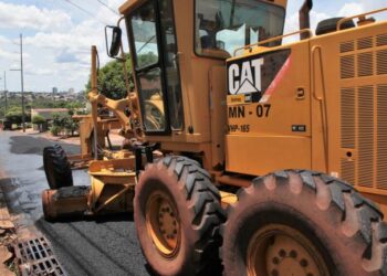 Obras de controle de enchentes e recapeamento são retomadas na região Seminário