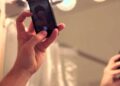 Homem é chantageado após mandar nudes pelo WhatsApp para mulher