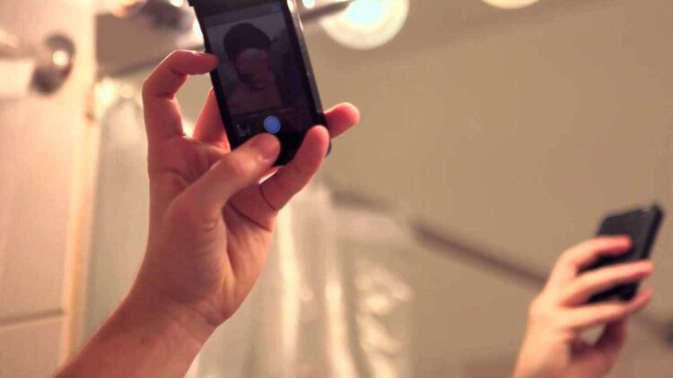 Homem é chantageado após mandar nudes pelo WhatsApp para mulher