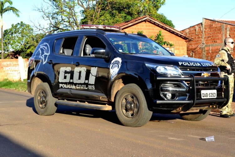 Celular roubado “pula” de andarilho para “cliente”, loja, outro “cliente” e 3 são presos