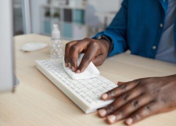 Cuidados no trabalho devem continuar mesmo com vacinação contra Covid-19