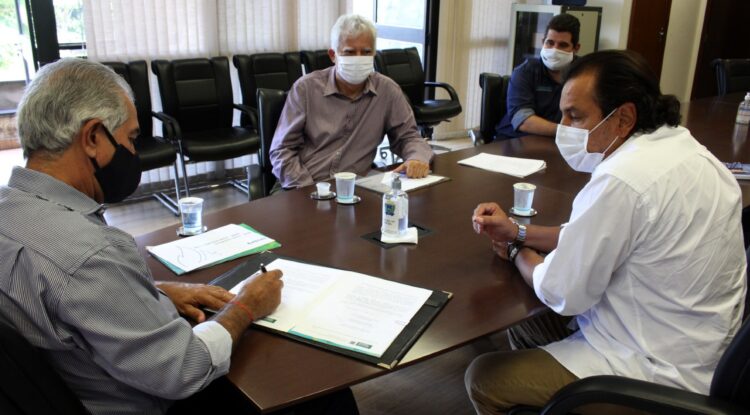 Governador oficializa repasse de R$ 200 mil da MSGás para jogos escolares