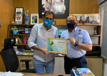 Funcionário da Azul que pagou viagem à família que comprou passagens falsas é homenageado