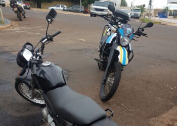 Com moto irregular, motociclista foge da polícia, fura sinais e acaba preso