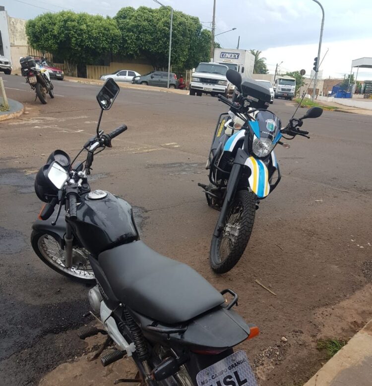 Com moto irregular, motociclista foge da polícia, fura sinais e acaba preso