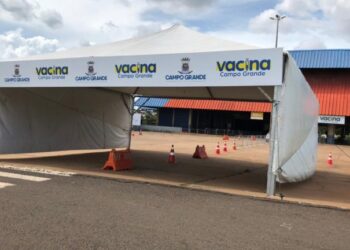 Prefeitura inaugura sistema drive-thru para vacinação de idosos contra a covid-19