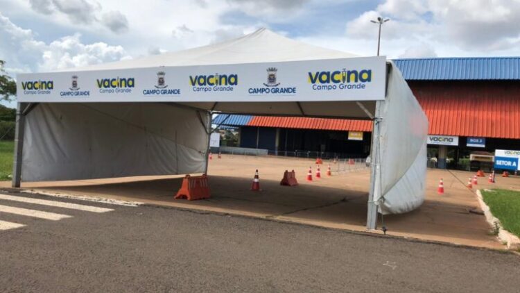 Prefeitura inaugura sistema drive-thru para vacinação de idosos contra a covid-19