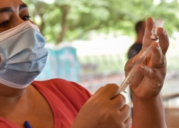 Hoje é dia de vacinar idosos com idades de 82 e 83 anos no drive-thru da Capital