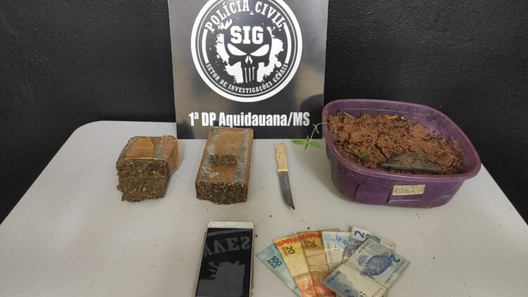 Maconha é encontrada em caixa com adesivo de suplente de vereador e ela é presa