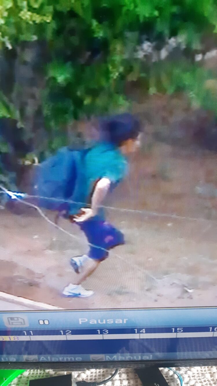 Imagens mostram ladrões invadindo casa no Caiçara e fazendo um limpa