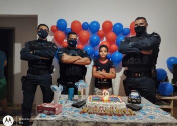 Policiais aparecem de surpresa em aniversário de menino que sonhava com tema “PM”