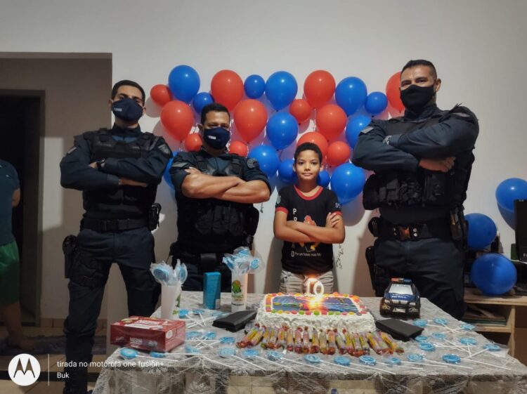 Policiais aparecem de surpresa em aniversário de menino que sonhava com tema “PM”