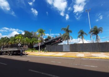 Prefeitura coloca tapumes de ferro para impedir foliões na Esplanada Ferroviária
