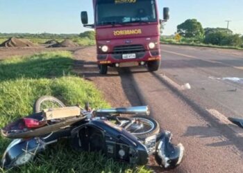 Jovem morre ao bater moto na traseira de trator enquanto ia trabalhar na BR-060