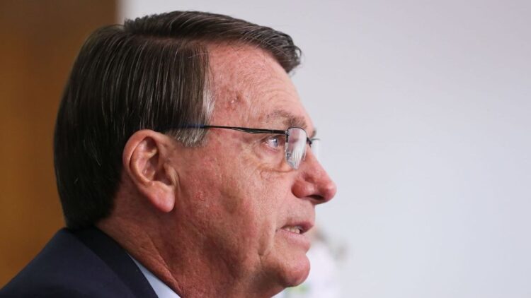 Bolsonaro prevê retorno do auxílio emergencial a partir do mês que vem