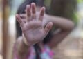 Após bebedeira, homem dorme na casa da amiga e estupra sua filha de 11 anos