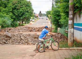 Comerciante canta Parabéns em ponte interditada que causa transtorno no Santa Emília