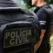 Dizendo que arrancaria cabeça de esposa, homem é preso ao segui-la até delegacia