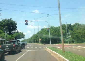 Ao dispersar aglomeração, polícia leva garrafadas e usa tiro de borracha contra público
