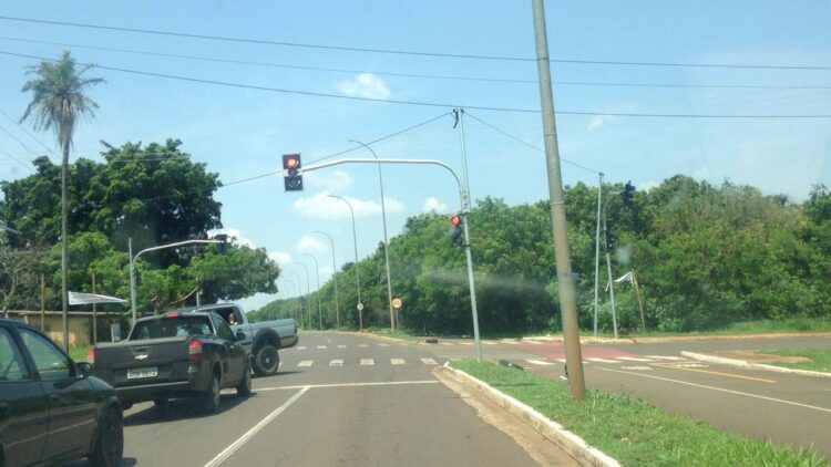 Ao dispersar aglomeração, polícia leva garrafadas e usa tiro de borracha contra público