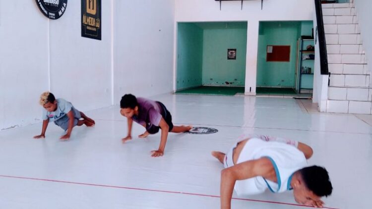 Prefeitura oferece aulas de muay thai, danças urbanas e oficinas em bairro da Capital